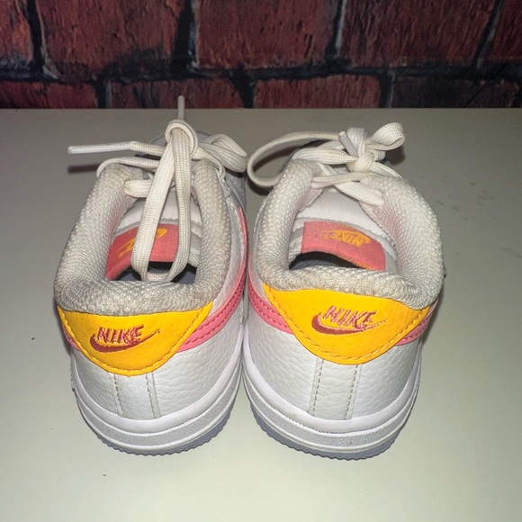 Nike - Picture 2 of 4